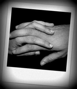 manos-entrelazadas