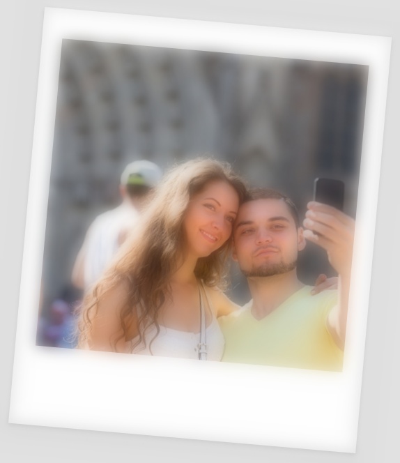 pareja-haciendo-selfie-en-la-calle_1398-4670