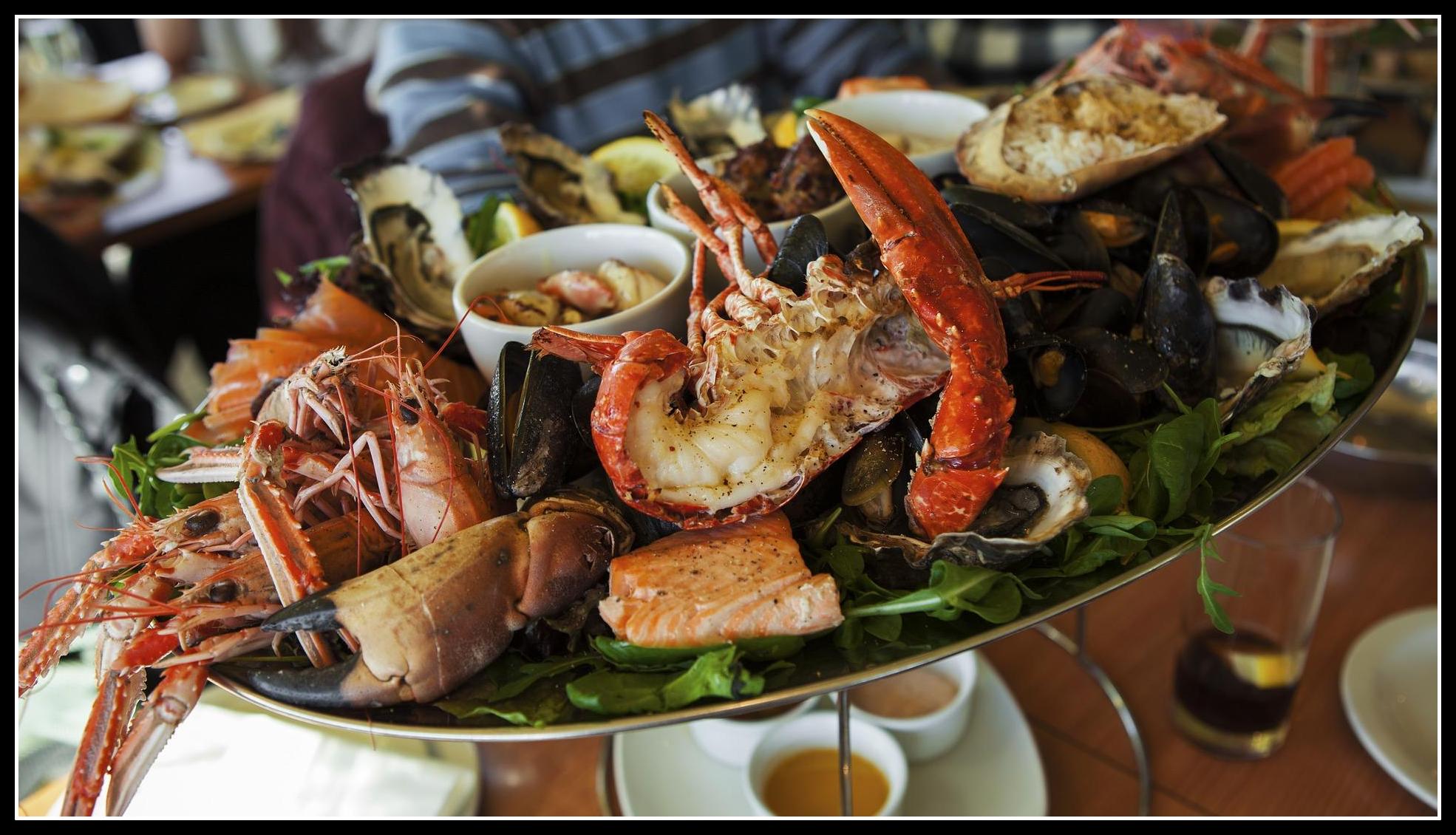 bandeja-de-marisco-variado-servido-en-una-marisqueria.jpeg