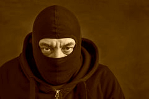 un-hombre-en-pasamontañas-fondo-oscuro-copie-el-espacio-concepto-que-roba-engaño-110301072